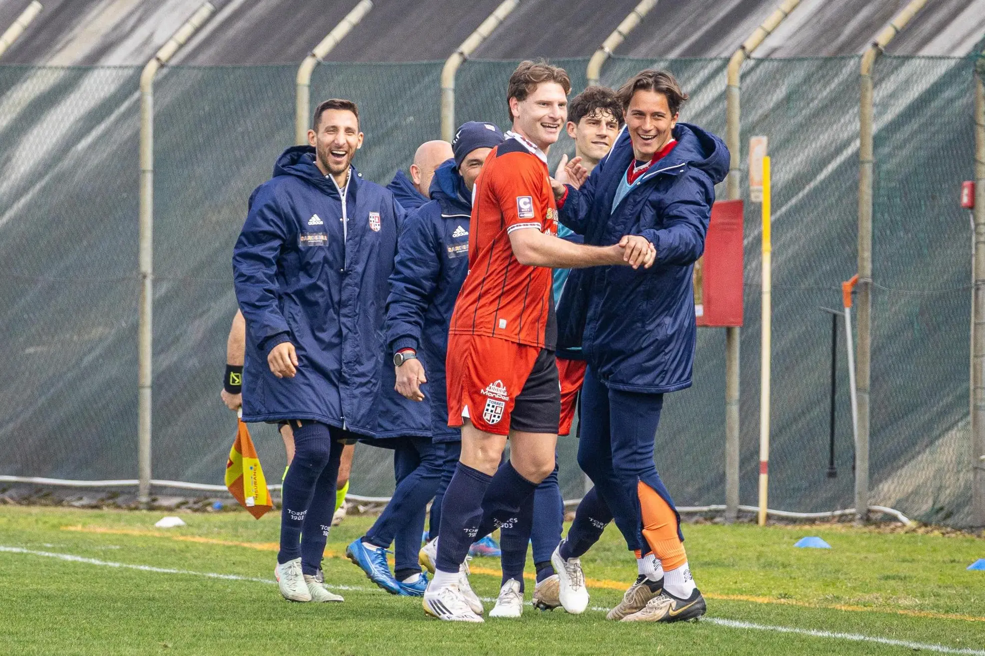 Luciani festeggiato dopo il gol (foto ufficio stampa Carpi)