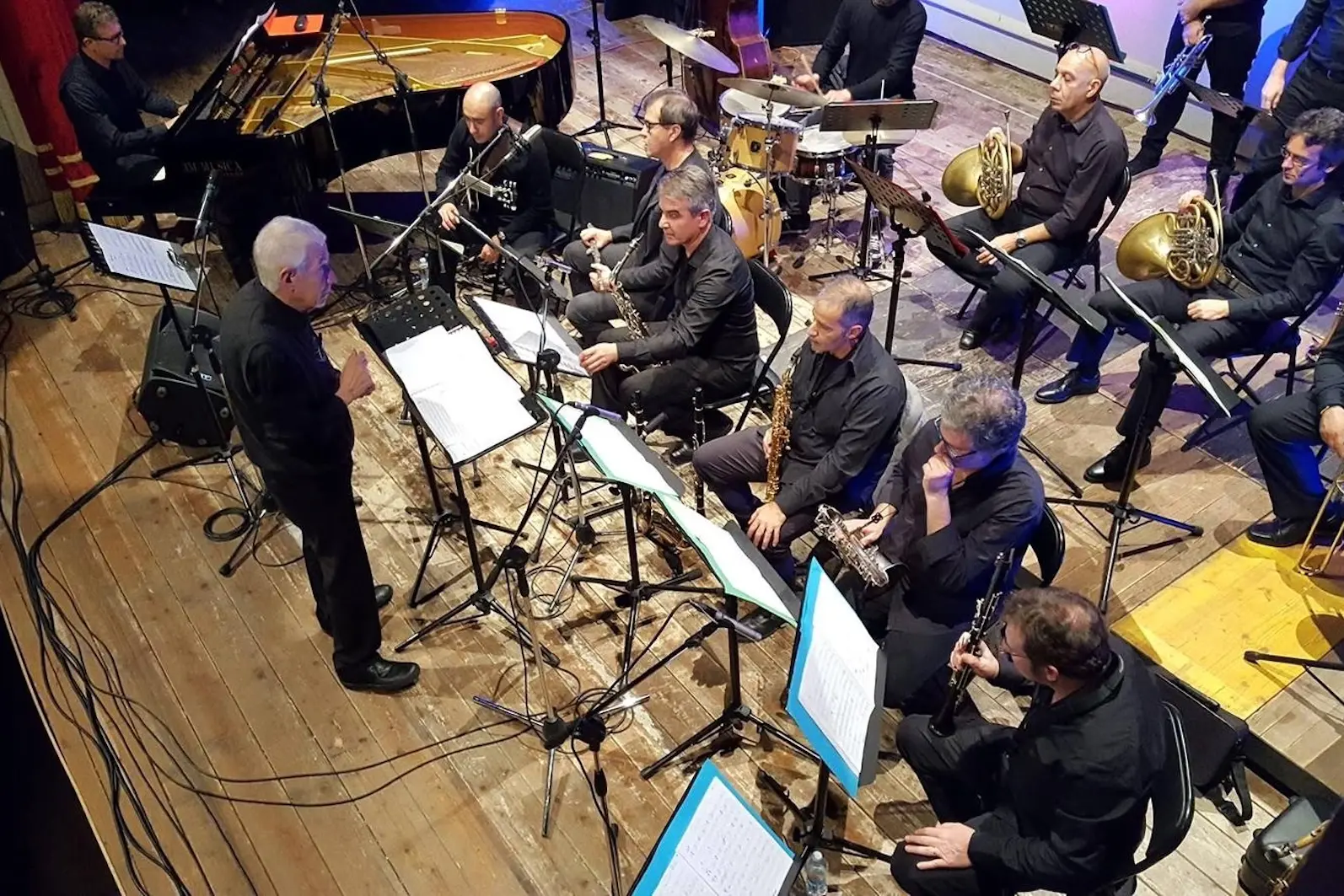 Bruno Tommaso mentre dirige l'Orchestra Jazz della Sardegna