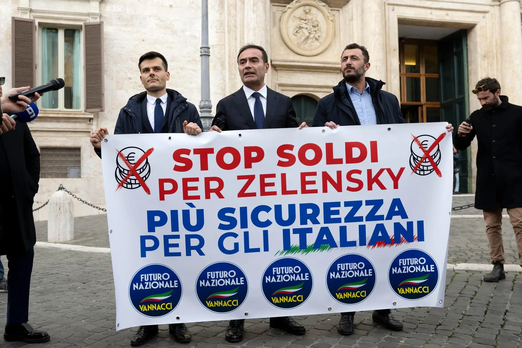 I "vannacciani" davanti a Montecitorio (Ansa-Percossi)