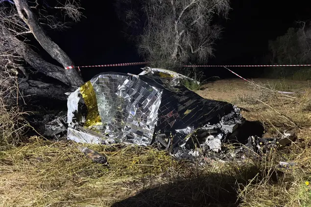 La macchina distrutta dopo l'incidente (Ansa)