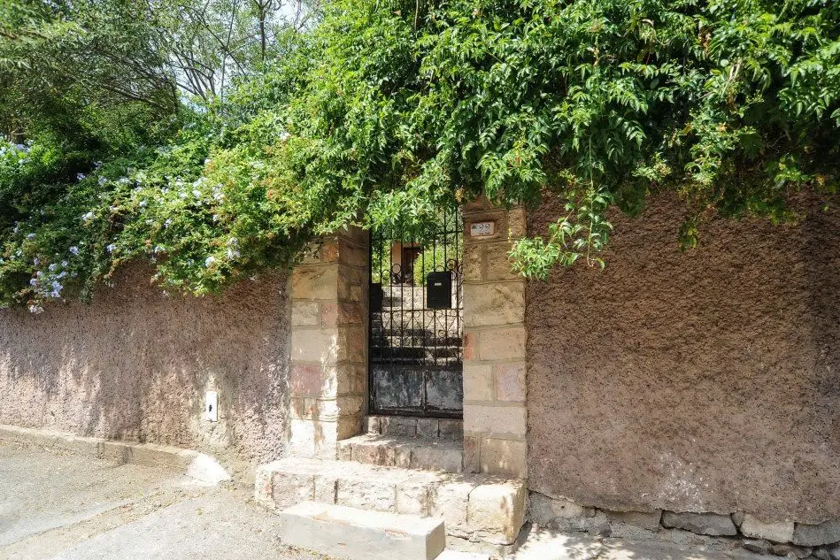 L'ingresso dell'abitazione della donna a Siliqua (foto L'Unione Sarda - Cucca)