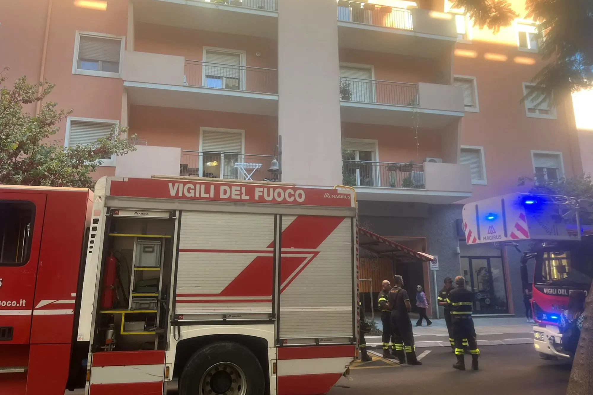 Paura in via Dante a Cagliari, incendio in una palazzina: salvate tre persone