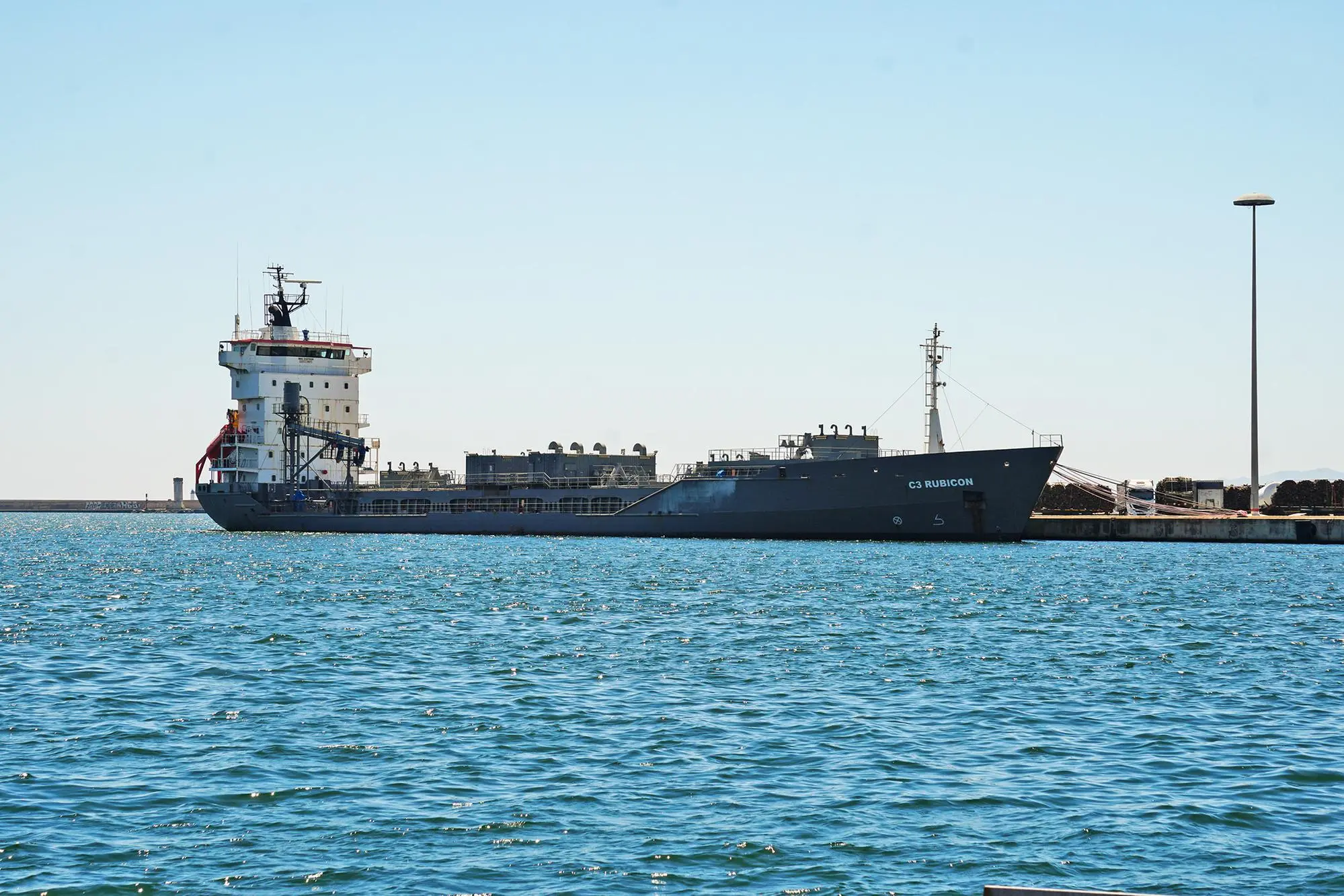 La nave C3 Rubicon carica di ceneri di cemento per gli altiforni ormeggiata nel porto di Cagliari