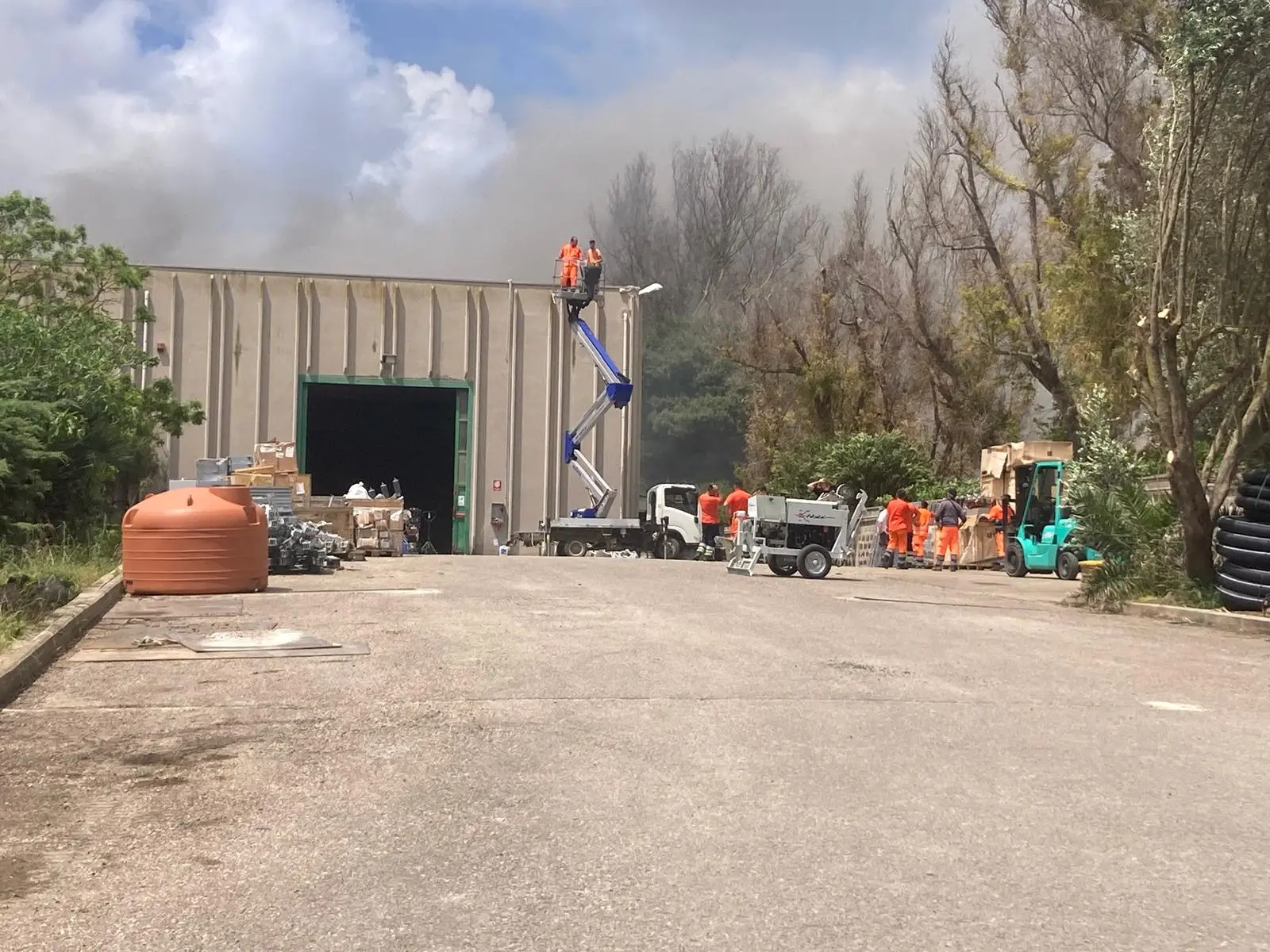 Le operazioni di spegnimento dell'incendio a Porto Torres (foto Pala)