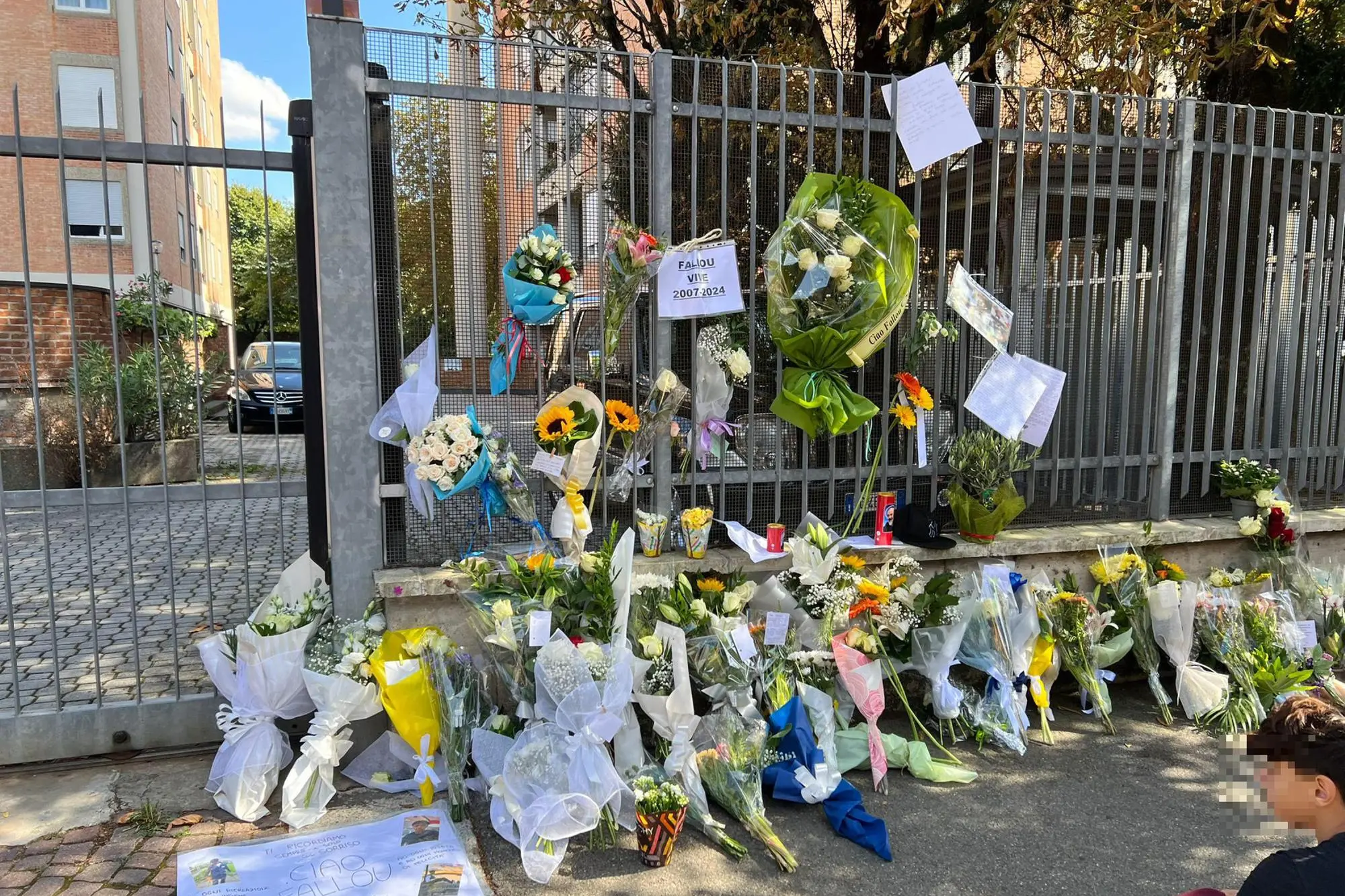 Tantissima gente, soprattutto giovani, si Ã¨ ritrovata questo pomeriggio a Bologna, in via Piave, dove mercoledÃ¬ sera Ã¨ stato ferito a morte il 16enne Fallou Sall, studente dell'Itis Belluzzi-Fioravanti, colpito con una coltellata da un coetaneo, poi fermato dalla polizia, 06 settembre 2024. "Ciao Fallou, fai buon viaggio, ti ricordiamo sempre e solo con un sorriso", si legge su uno dei cartelli appoggiati ad un palo. ANSA/ FEDERICO BALLETTI