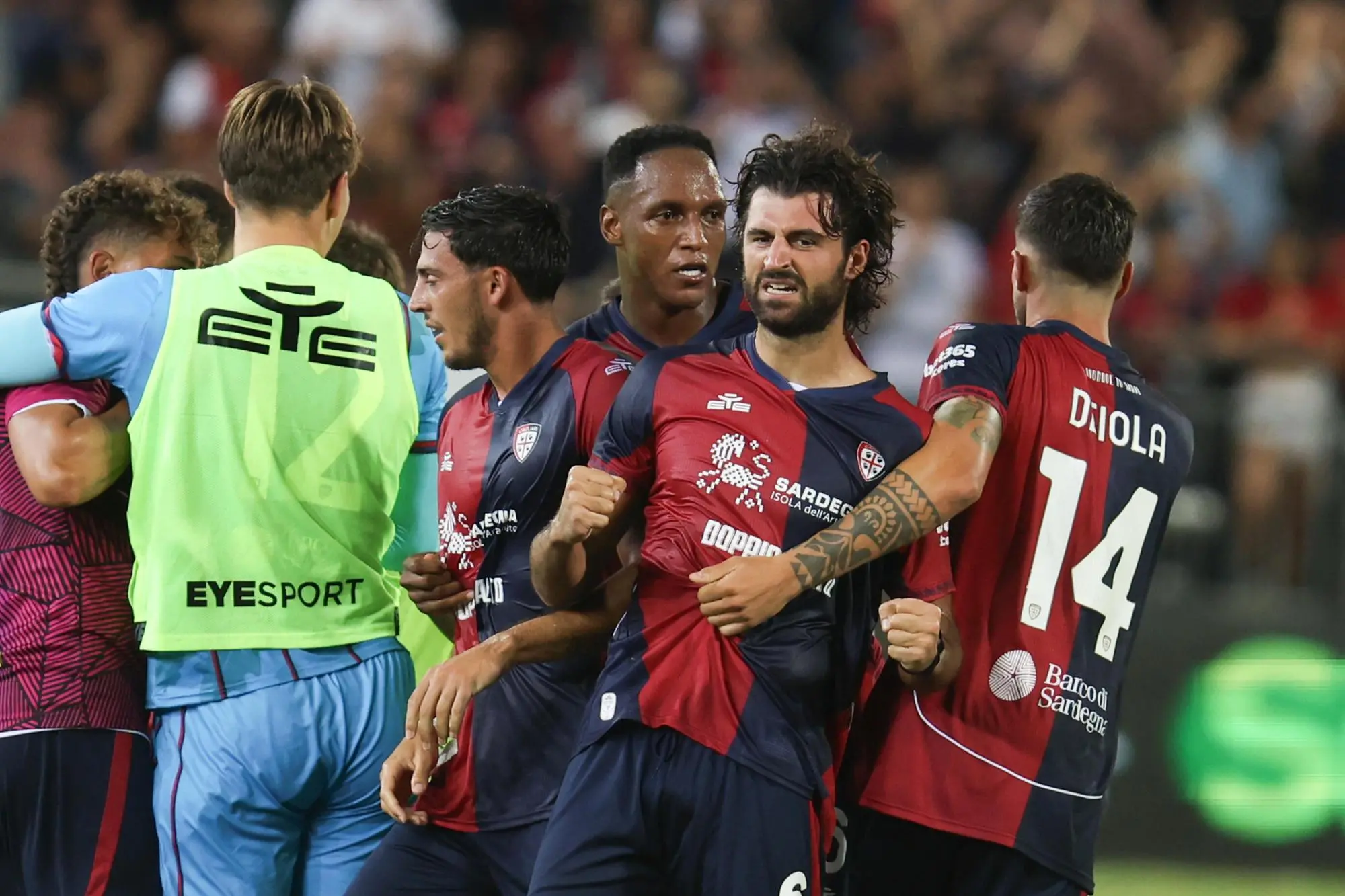 Sebastiano Luperto festeggia il gol dell'1-1 in Cagliari-Fiorentina (foto Ansa)