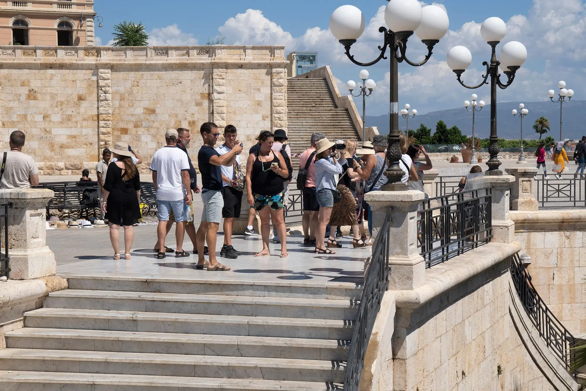 Turisti in giro per Cagliari