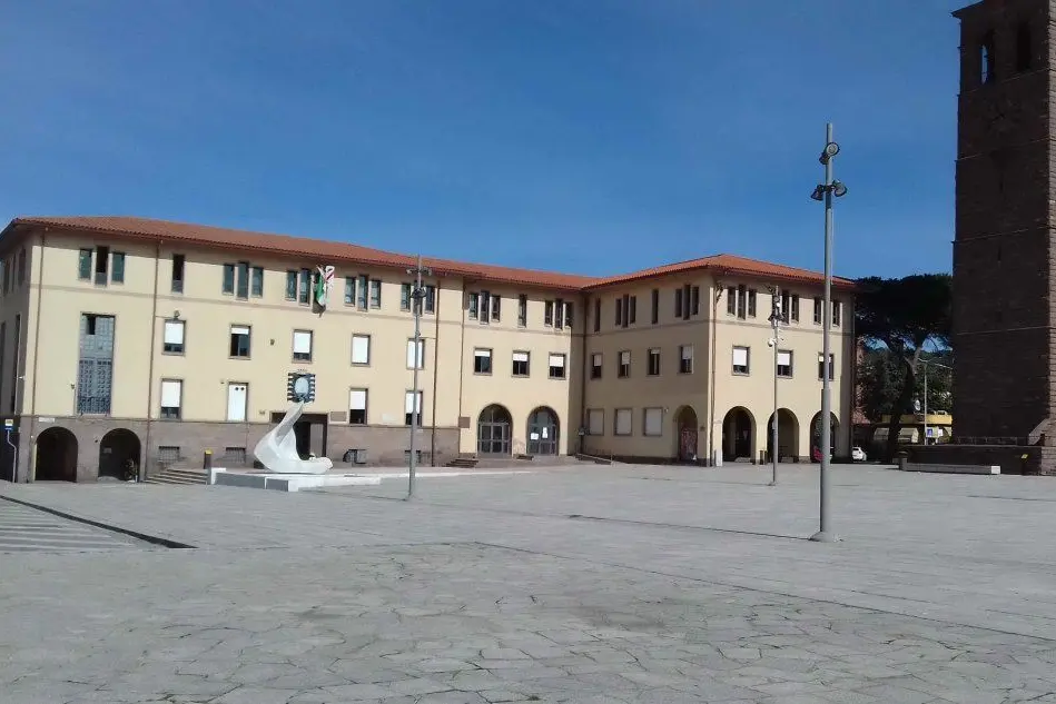 Il municipio di Carbonia (L'Unione Sarda - foto Scano)