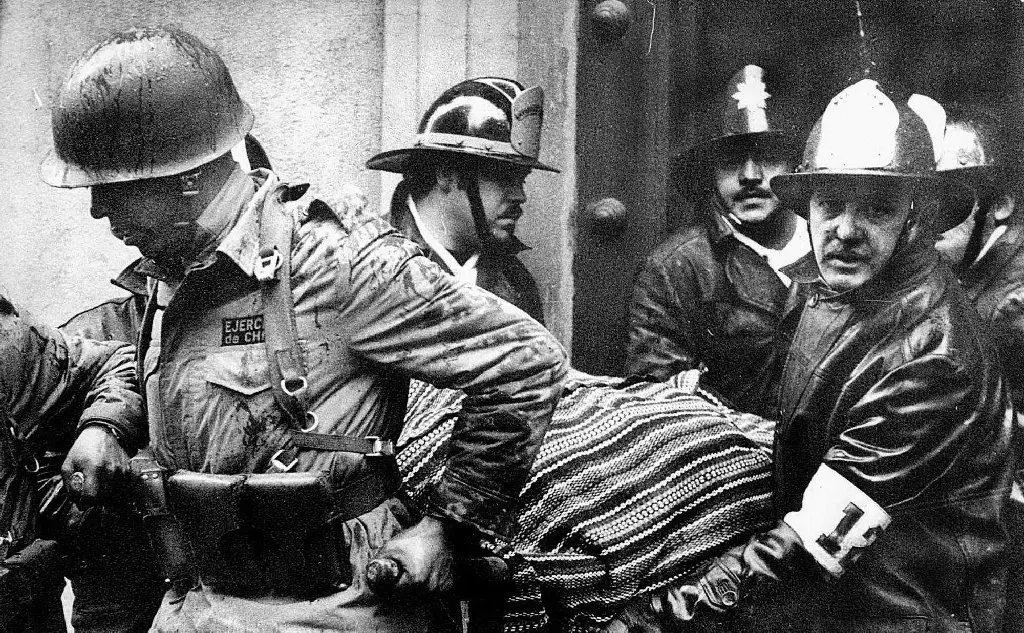 Soldati portano il corpo di Salvador Allende