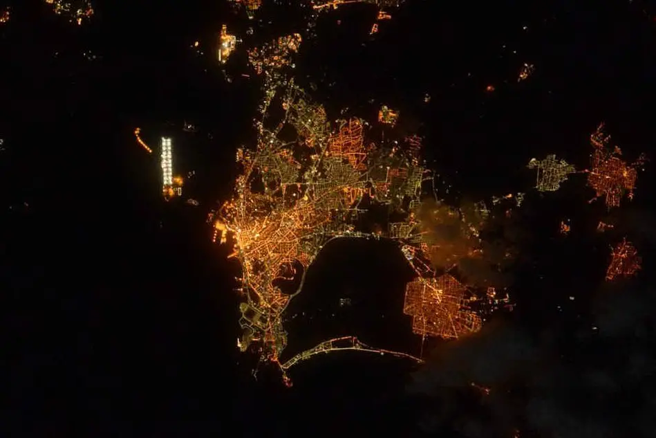 La foto di Cagliari, di notte, dallo Spazio