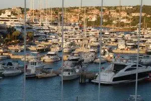 arche nell'area antistante lo Yacht Club Costa Smeralda.
