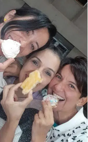 Sarah Foddis, Cristina Ascedu e Daniela Murtas, con bianchino, ciambella di Muravera, pabassina