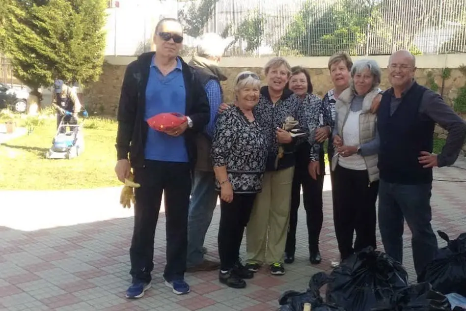 Il gruppo del Centro anziani che ha pulito la spiaggia di Su Loi (foto L'Unione Sarda - Murgana)