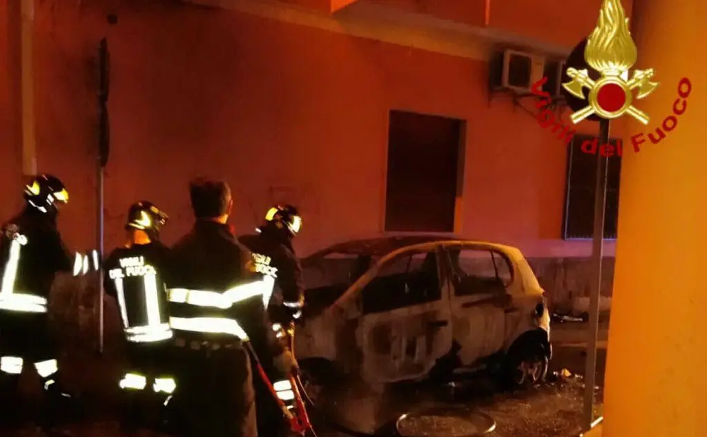 A Quartu in fiamme un'auto in via Rossi Vitelli