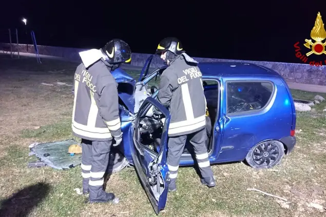 I Vigili del fuoco al lavoro sull’auto (foto Vigili del fuoco)