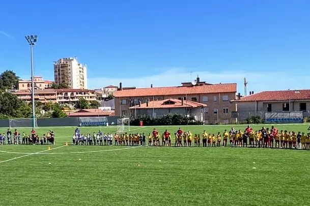Il serpentone di giovanissimi calciatori che ha preso parte al "Memorial Pietro Azzena" (foto G. Pischedda)
