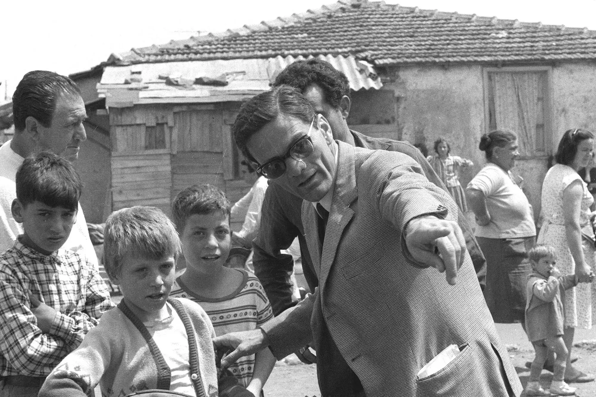 Il regista Pier Paolo Pasolini in una foto d'archivio del 1960 durante le riprese del film ''Accattone'' alla Borgata Gordiani di Roma. ANSA