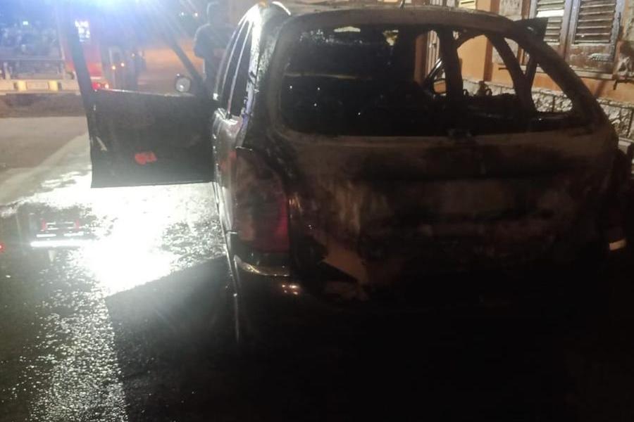 Auto in fiamme a Monserrato, indagini dei carabinieri