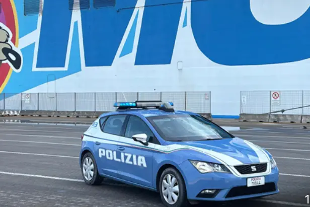 L'auto della polizia (foto concessa)