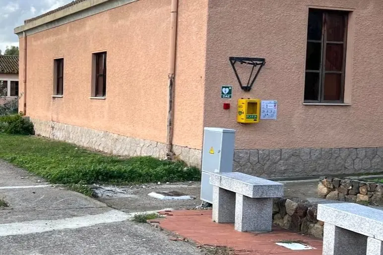 Il nuovo defibrillatore a San Priamo (Foto Agus)