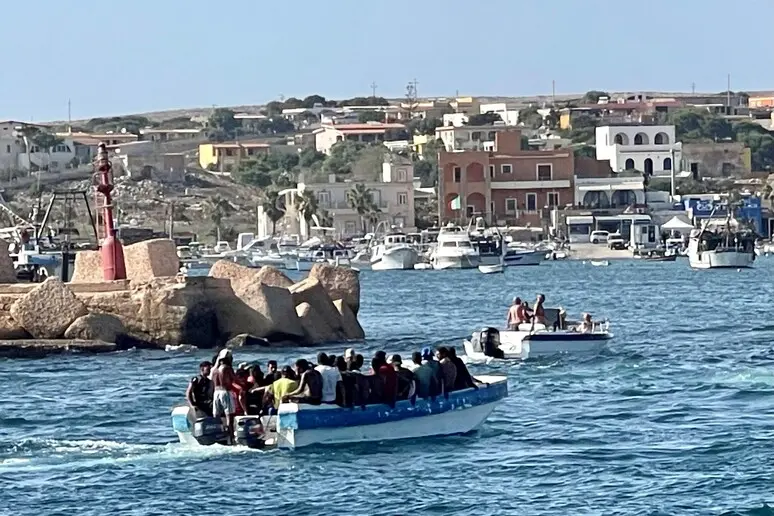 Sbarchi a Lampedusa (foto Ansa)