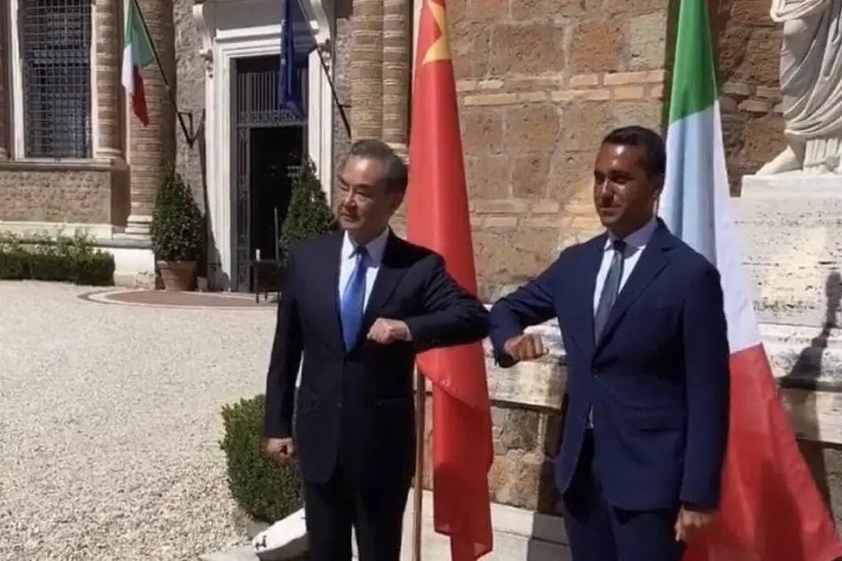Un Di Maio abbronzatissimo col ministro cinese dopo le vacanze in Sardegna