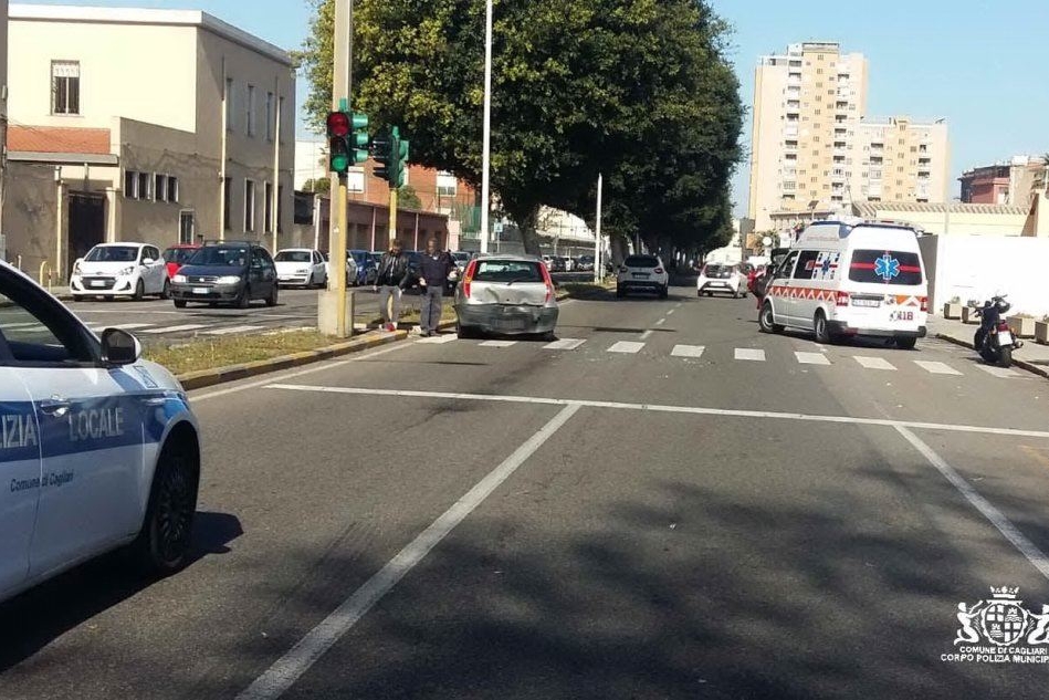 Tamponamento in viale Colombo a Cagliari, tre feriti