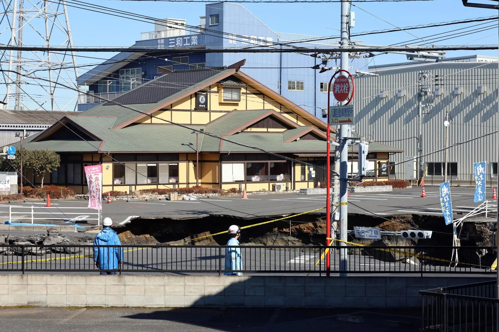 La voragine che si è aperta a Yashio, nella prefettura di Saitama in Giappone, vicino a Tokyo (foto Ansa)