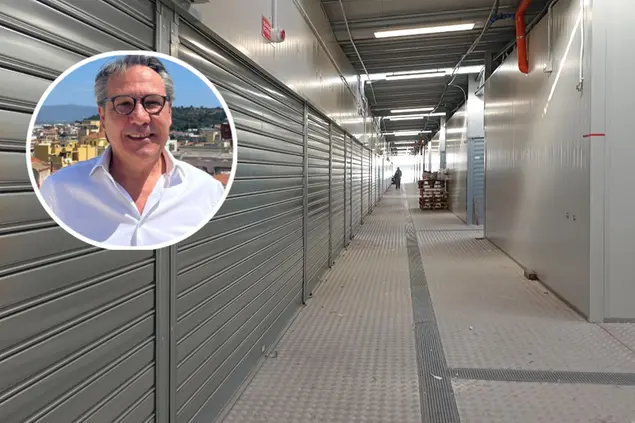 Il mercato provvisorio e, nel tondo, Giuseppe Farris