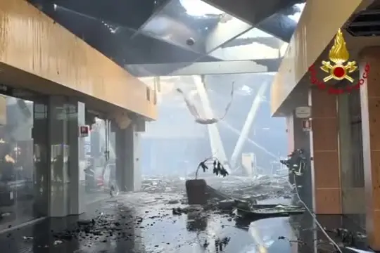 Vasto incendio in un centro commerciale a Palermo