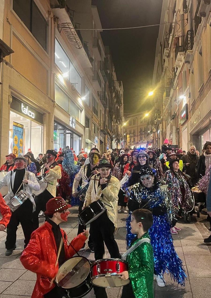 Carnevale, il forte maestrale non ferma la prima sfilata