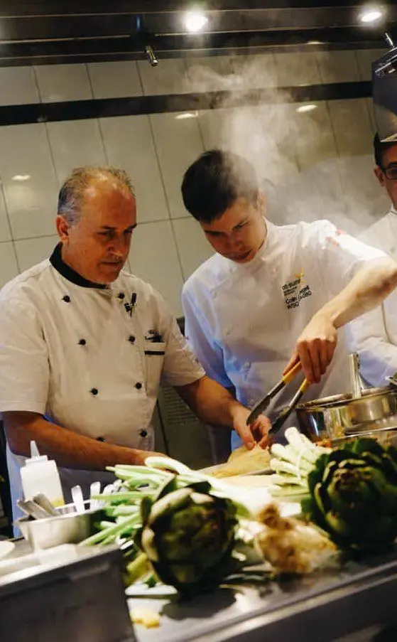 Un aspirante chef fa pratica ai fornelli