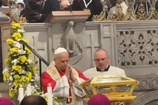Papa Leone a Pavia, venera le reliquie di Sant'Agostino