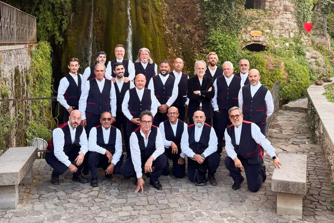 Il coro di Cagliari davanti alla cascata di San valentino a Sadali (Foto concessa dal Coro)