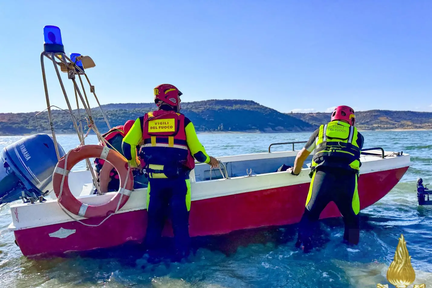 L'intervento dei vigili del fuoco sul lago Omodeo