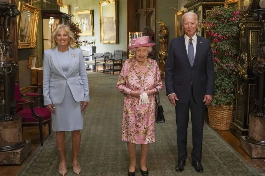 La regina Elisabetta con il presidente americano Joe Biden e la moglie Jill (foto Twitter Royal Family)