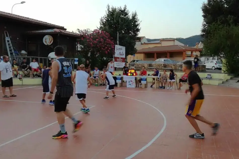 Una delle partite di basket al torneo "3vs3" di Villaputzu
