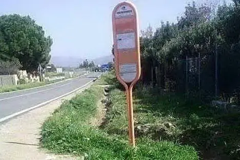 Una fermata dell'autobus senza pensilina in via dell'Autonomia Regionale Sarda
