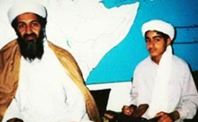 Osama Bin Laden insieme al primogenito Hamza. (Foto Ansa)