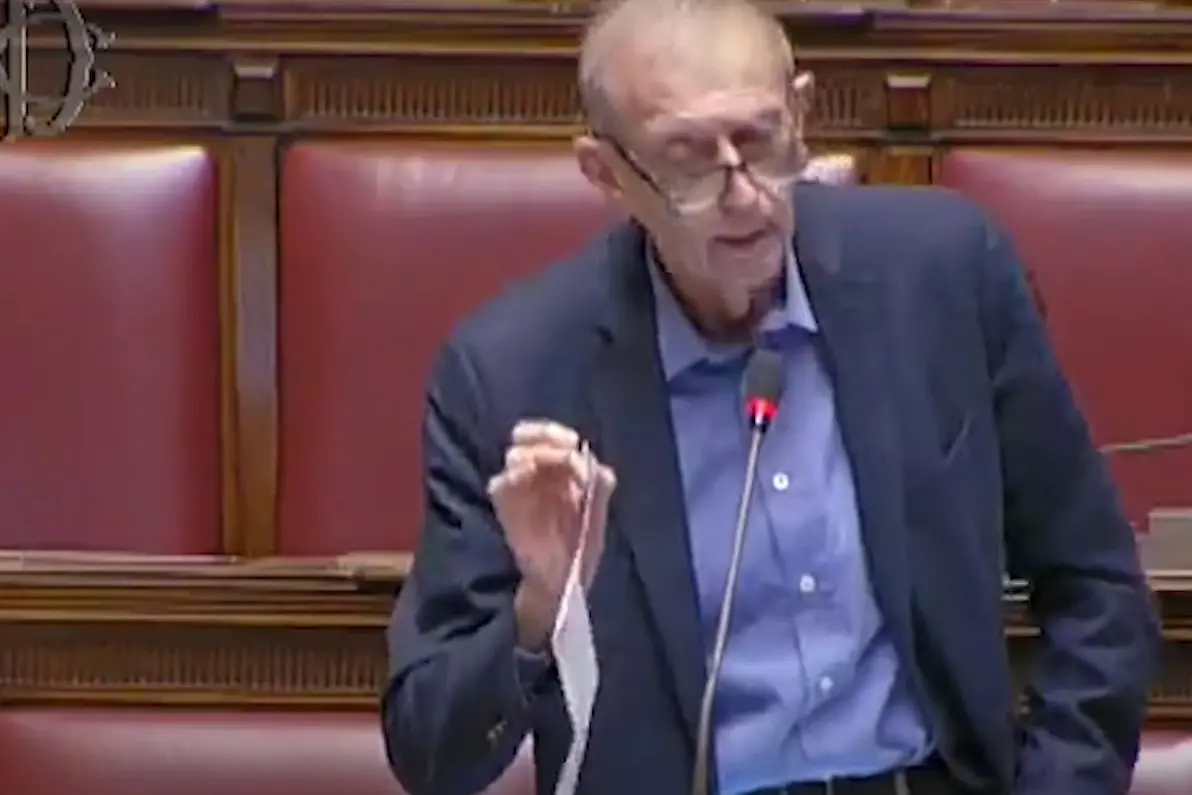 Piero Fassino difende gli stipendi dei parlamentari