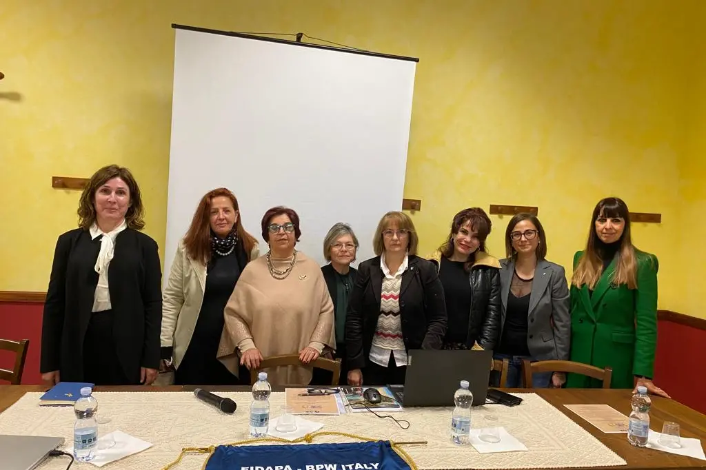 Da sinistra Elvira Usai, Rita Piredda, Anna Rita Cogoni, Ida Gasperini, Maria Gemma Moi, Maria Chiara Basciu, Elisabetta Secci ed Eloise Carboni (foto L.P.)