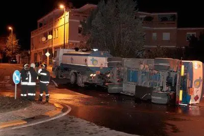 Cortoghiana, l'auto cisterna si ribalta: in strada migliaia di litri di gasolio