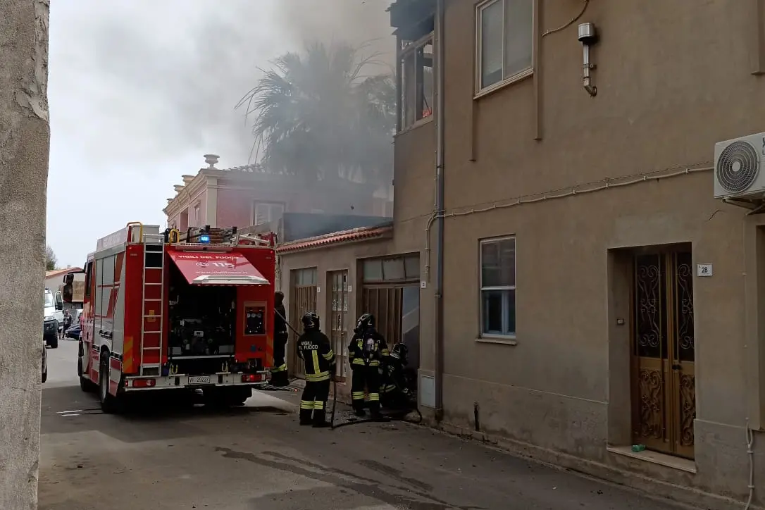 L'incendio in via De Gasperi (L'Unione Sarda)