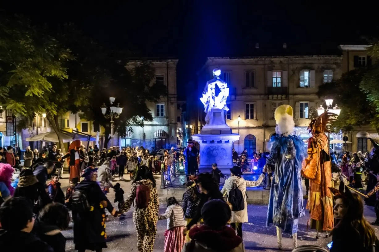 il festoso girotondo in piazza Tola a Sassari (foto concessa)