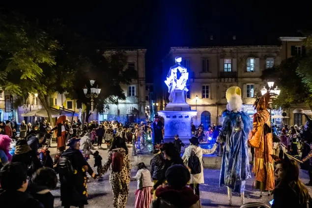 il festoso girotondo in piazza Tola a Sassari (foto concessa)