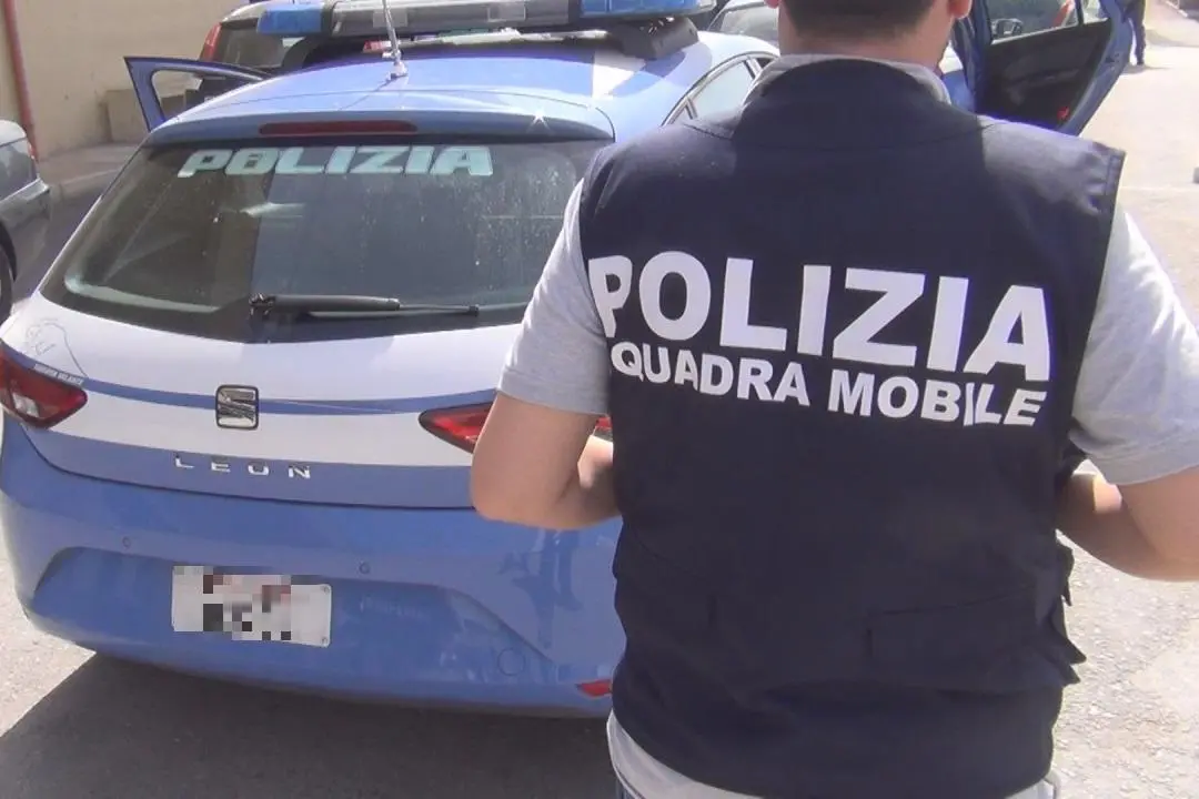 Un agente della squadra mobile di Cagliari