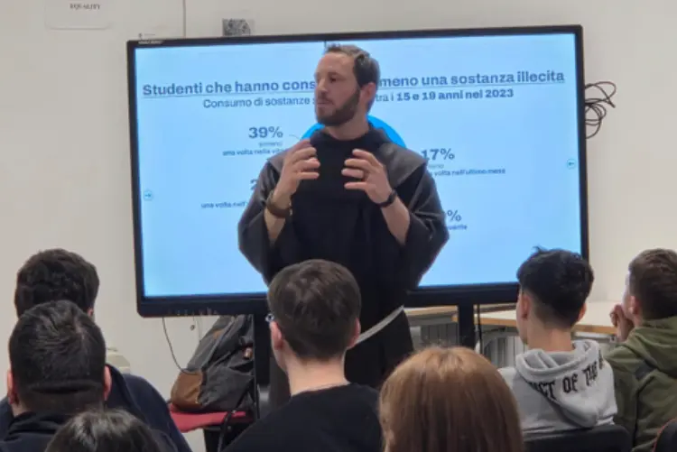 L'incontro di padre Stefano con gli studenti di Castelsardo (foto concessa)