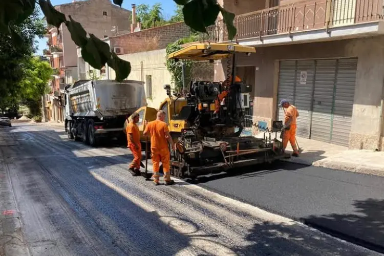 Il lavori di rifacimento strade a Ossi (foto concessa)