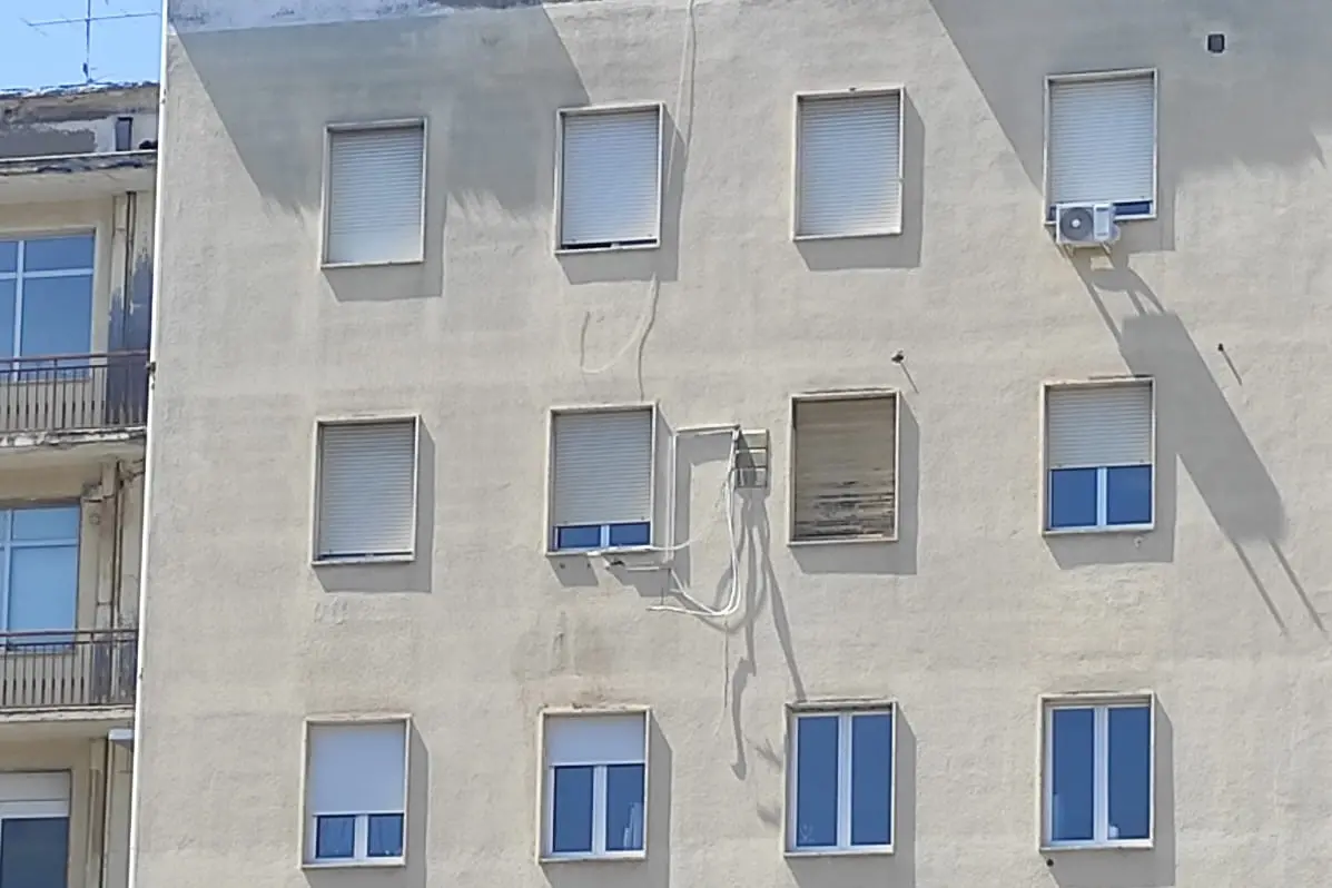 Palazzo dell'ospedale dove è caduto il pezzo di cornicione