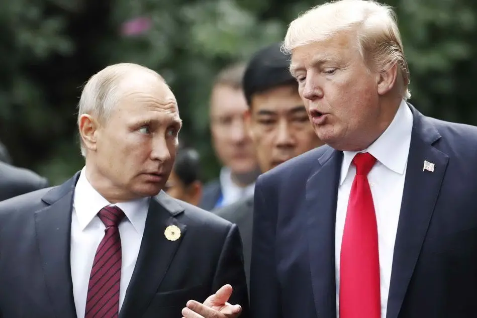 Vladimir Putin e Donald Trump in un incontro del 2017 (Ansa/Epa)